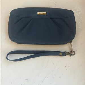 TRAVELON WALLET ZIP AROUND CLOSE REMOVABL WRISTLET STRAP WOMENS